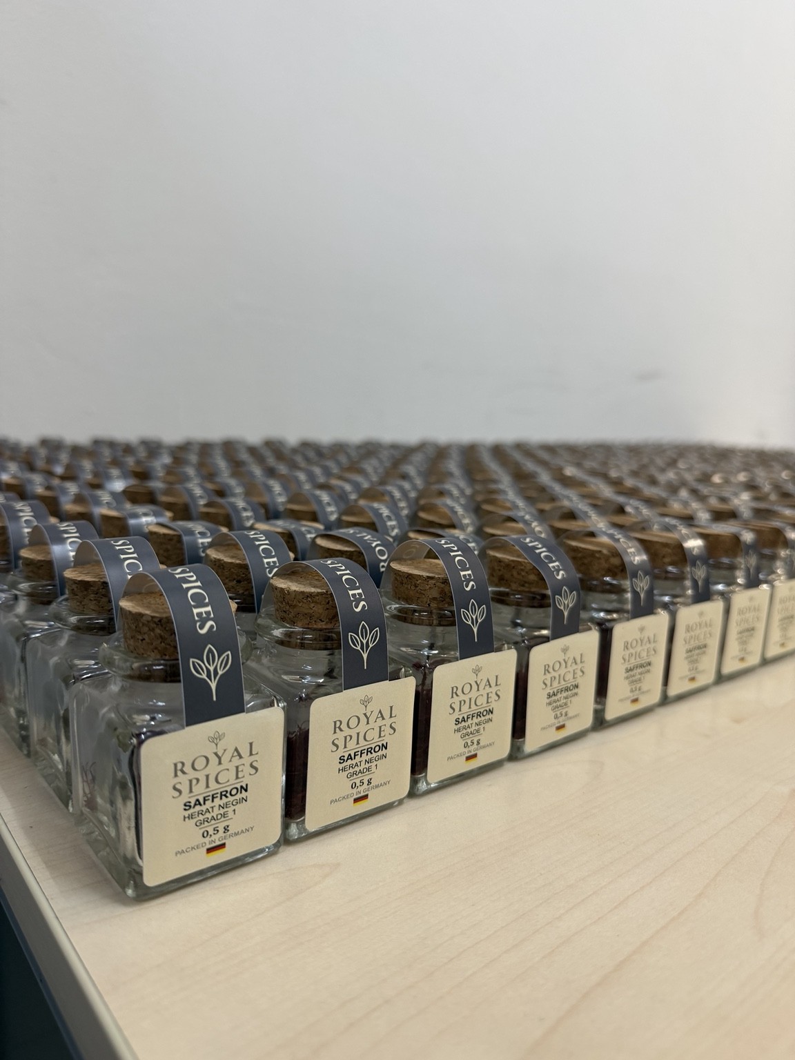 Originalaufnahme von Royal-Spices-Safrangläsern mit Korkverschluss und Etiketten der 0,5-g-Ausführung